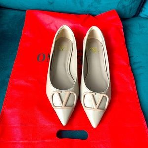 Beige flat pointy toed shoes. Size 41